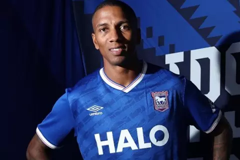 رسمياً.. إيبسويتش تاون يعلن ضم آشلي يونج حتى 2026